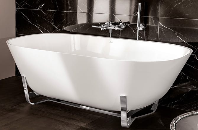 Une baignoire scandinave aux lignes et teintes modernes design