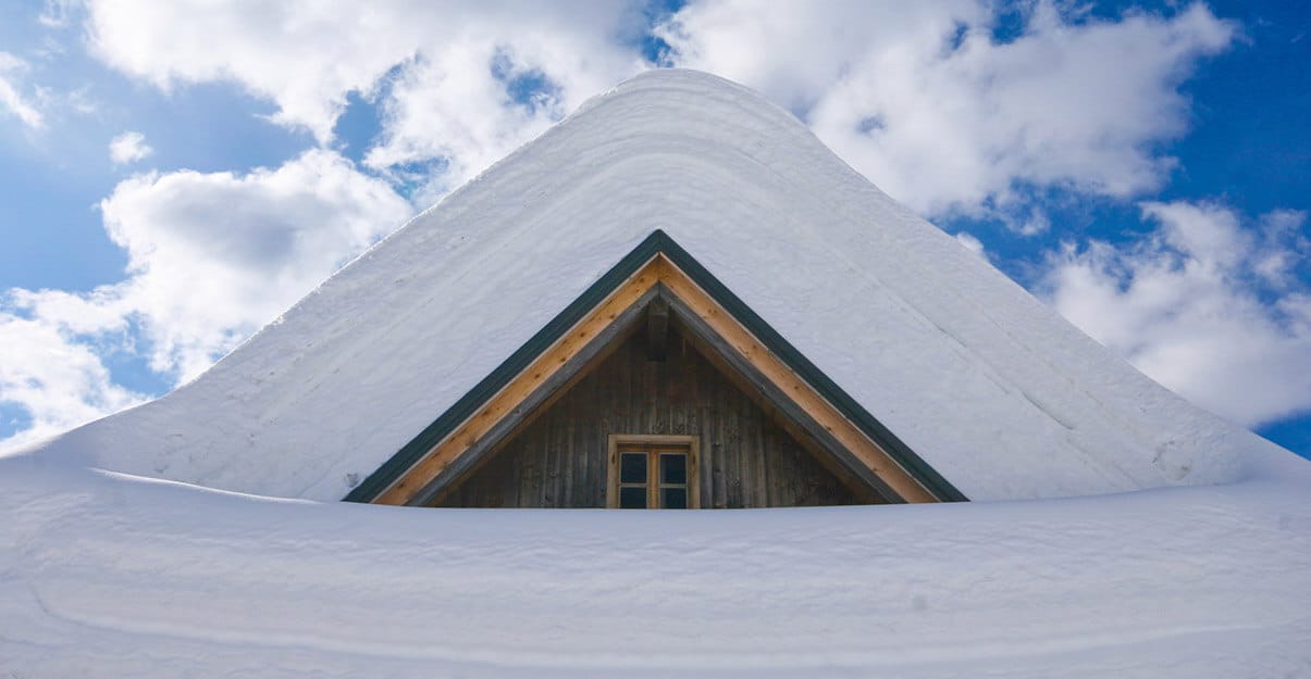 Toit d’un chalet enneigé