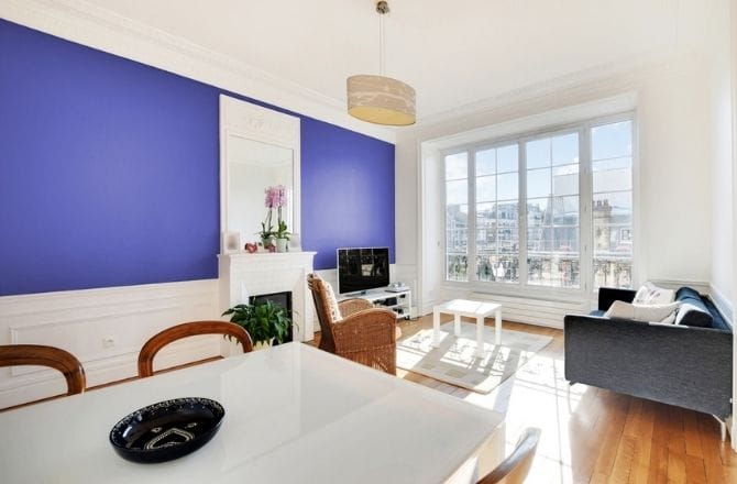 Very Peri dans la salle à manger