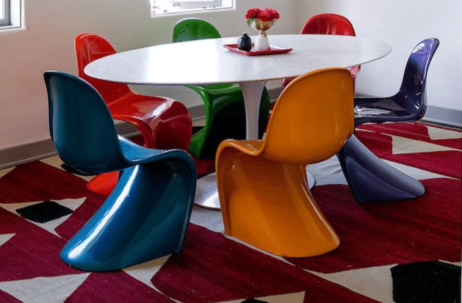 chaises colorées et dépareillées 70's