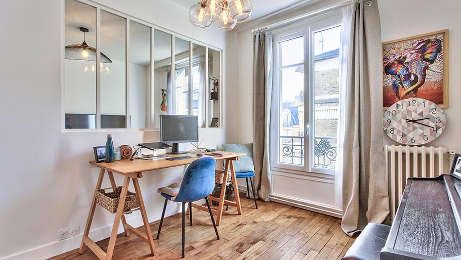 Une verrière d'atelier permet de créer une pièce supplémentaire tout en laissant passer la lumière.