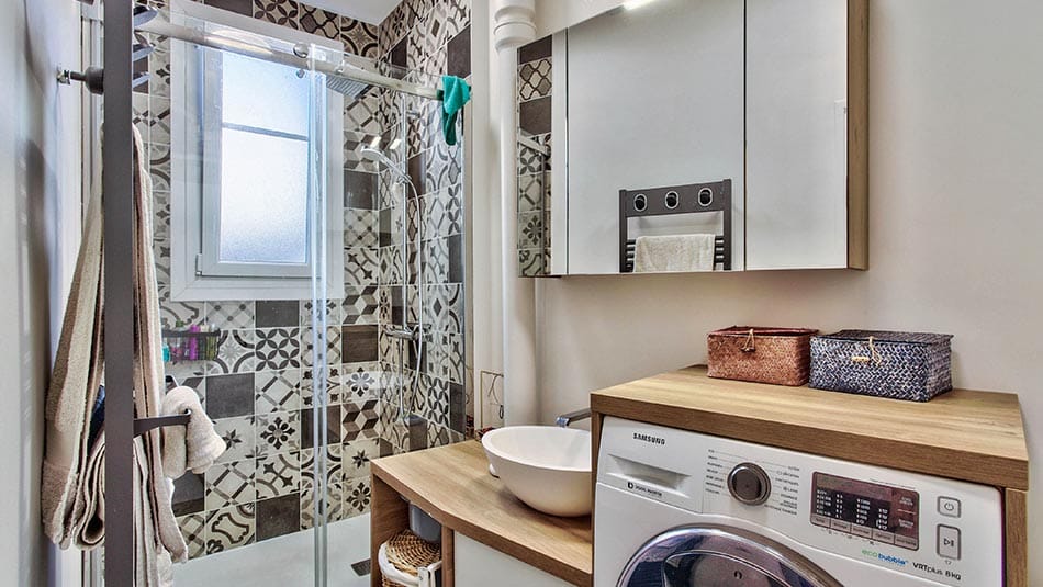 Une nouvelle salle de bain tout confort de style scandinave.