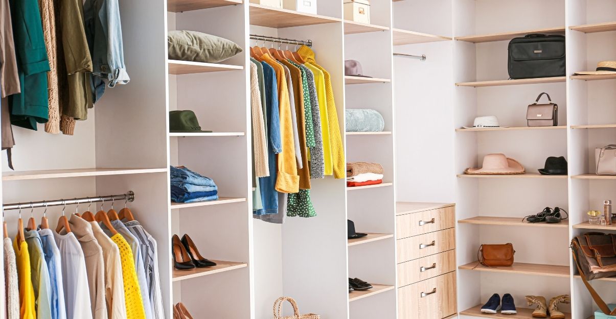 Plus de place pour ranger ? 6 astuces pour gagner de la place dans son dressing !