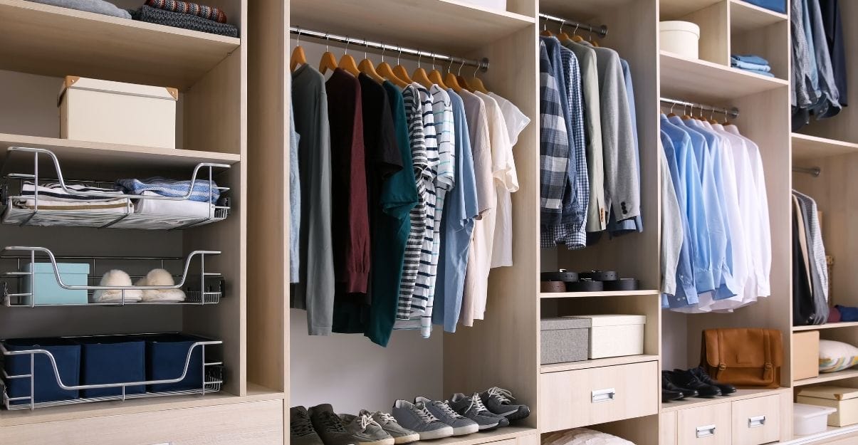 Plus de place pour ranger ? 6 astuces pour gagner de la place dans son dressing !