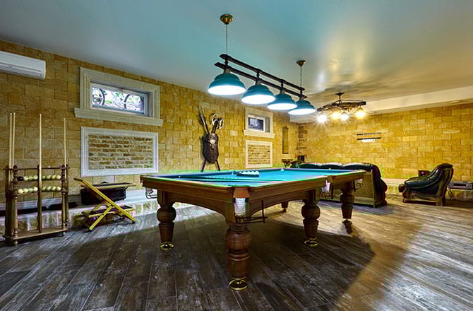 Aménagement de sous-sol en salle de billard ou de jeux