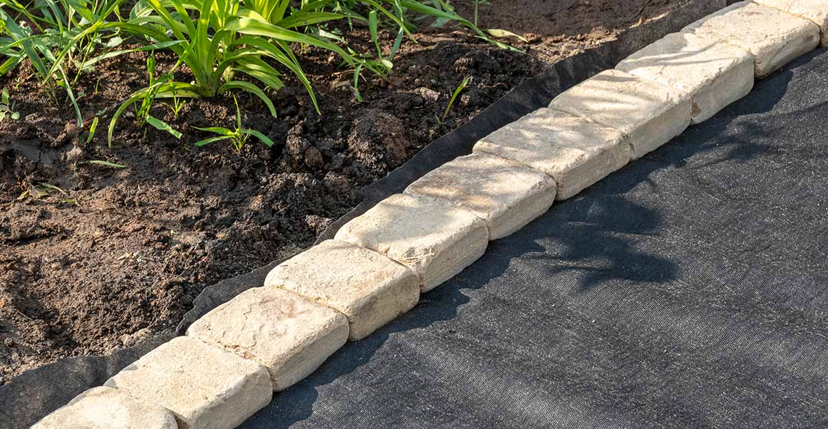 Feutre géotextile dans un jardin