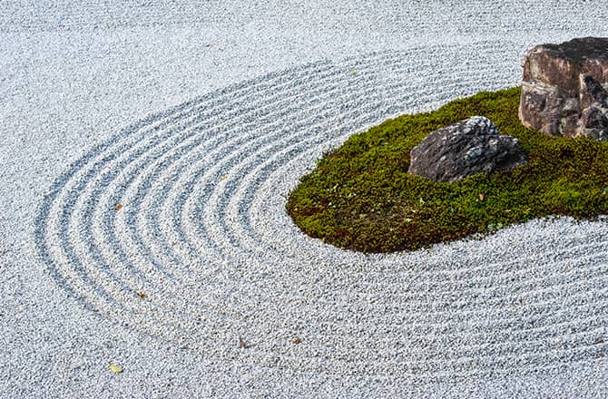 Une mer de graviers dans un jardin zen