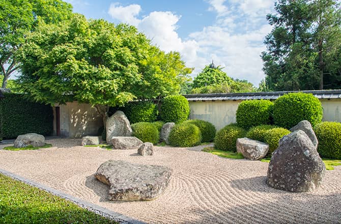 Des grosses pierres dans un jardin zen