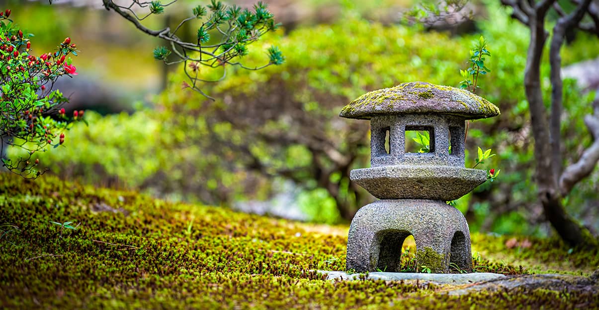 une lanterne japonaise en pierre dans un jardin zen