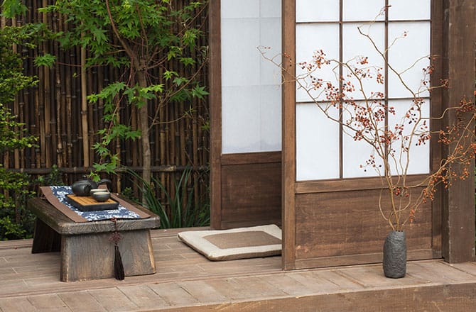 Mobilier en bois dans un jardin japonais