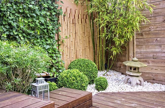 Mobilier en bois dans un jardin japonais