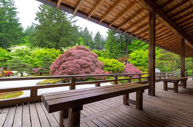 Mobilier en bois dans un jardin japonais