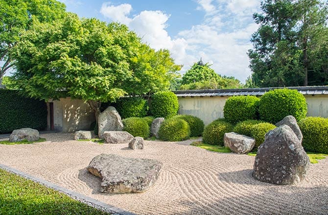 Des rochers et des pierres dans un jardin japonais