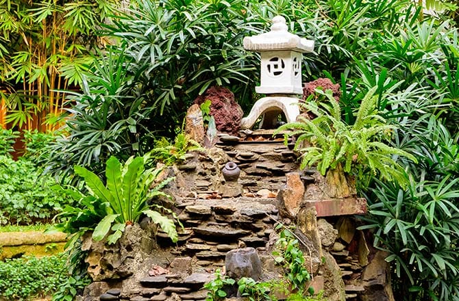 Une lanterne japonaise en pierre