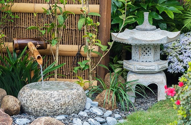 Une lanterne et petite fontaine en pierre japonaises