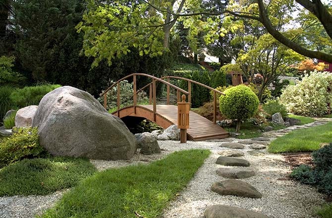 Une allée de jardin avec des pas japonais