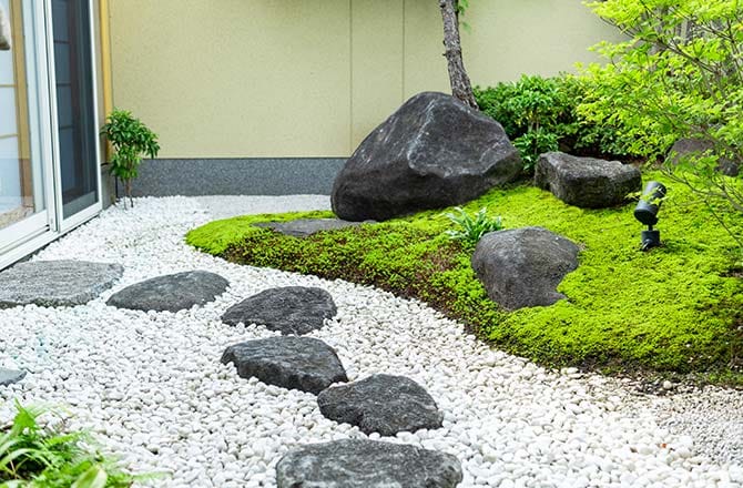 Une allée de jardin avec des pas japonais