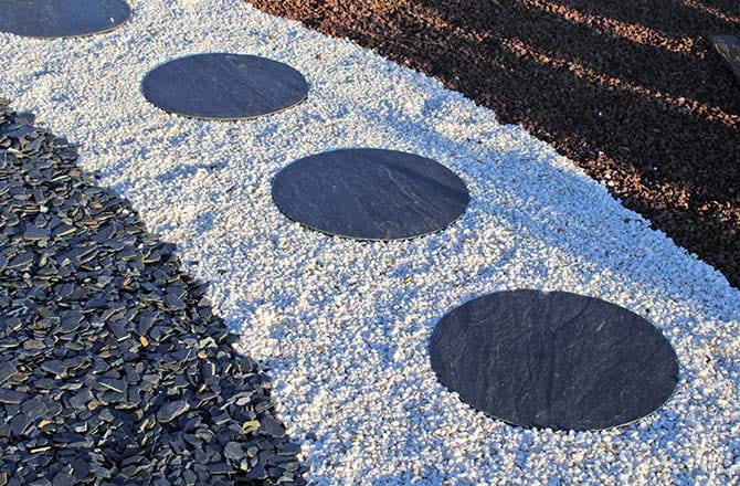 Une allée de jardin avec des pas japonais