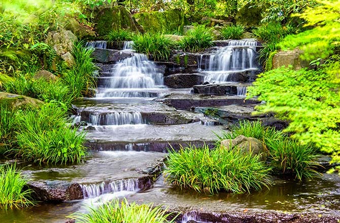 Une lanterne japonaise en pierre et une petite fontaine