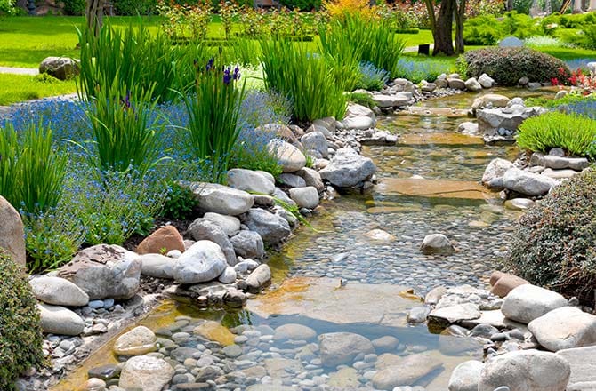 Une lanterne japonaise en pierre et une petite fontaine