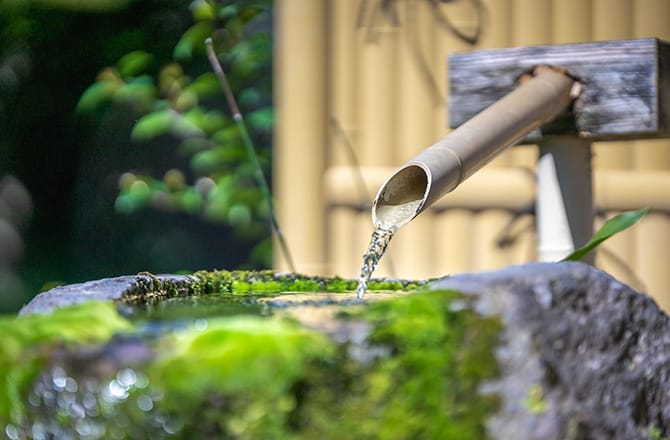 Une lanterne japonaise en pierre et une petite fontaine