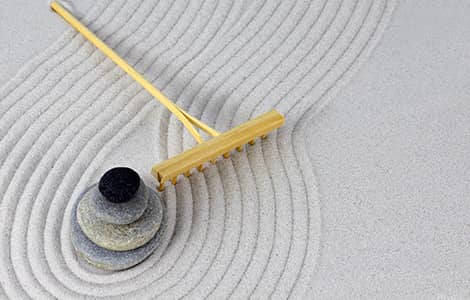 un râteau japonais dans un mini jardin zen