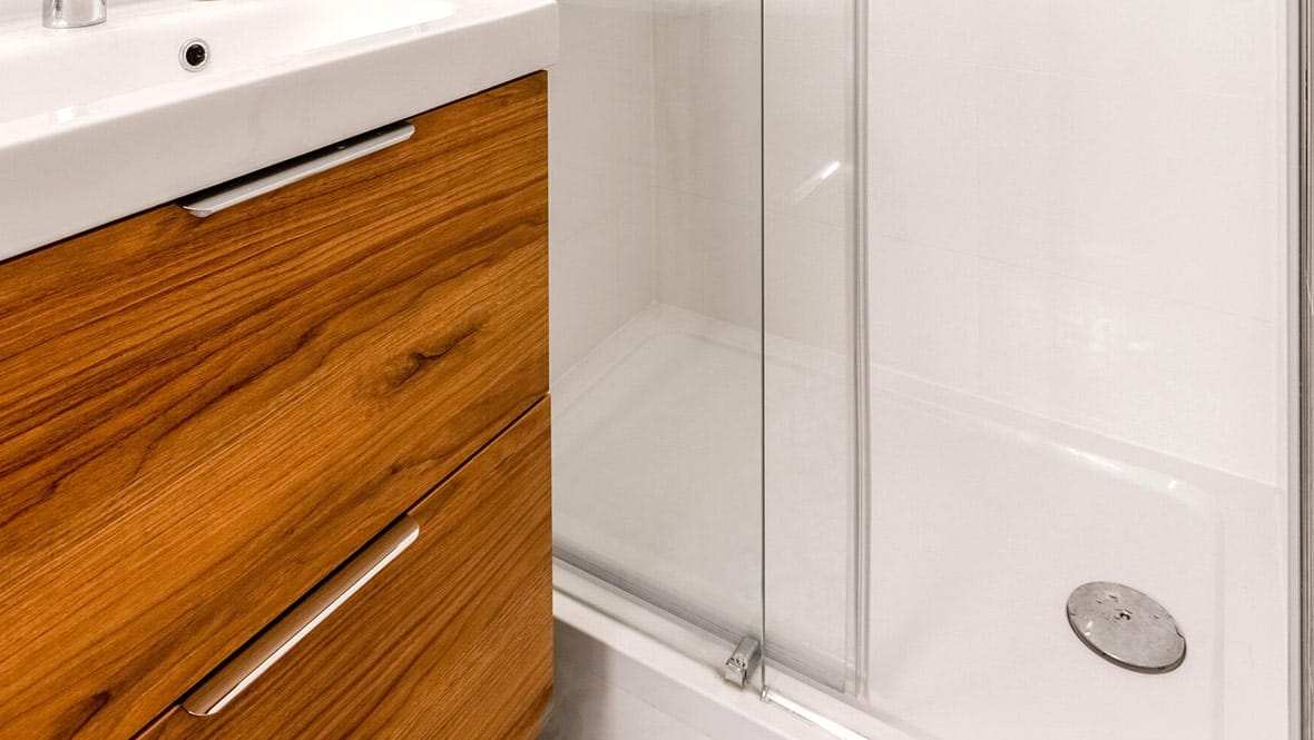 Un receveur antidérapant qui apporte sécurité et confort à ce nouvel espace douche. 