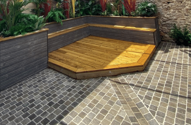 une terrasse bois et une cour en pavés