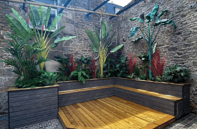 une terrasse bois et une cour en pavés