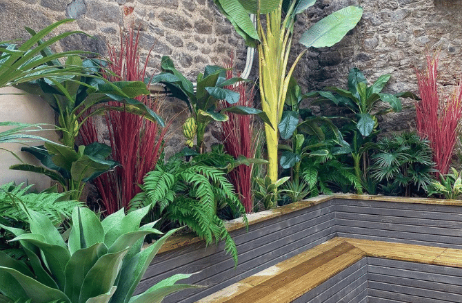 une terrasse bois et une cour en pavés