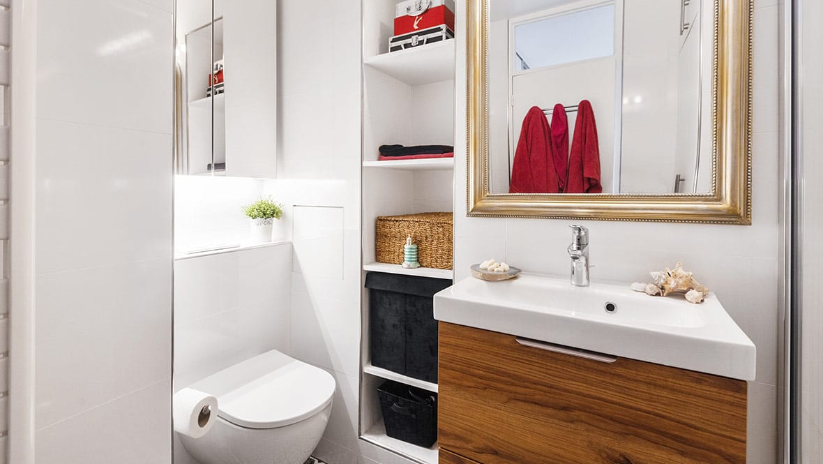 Outre son design, le wc suspendu offre gain de place et style avec son coffrage lumineux.