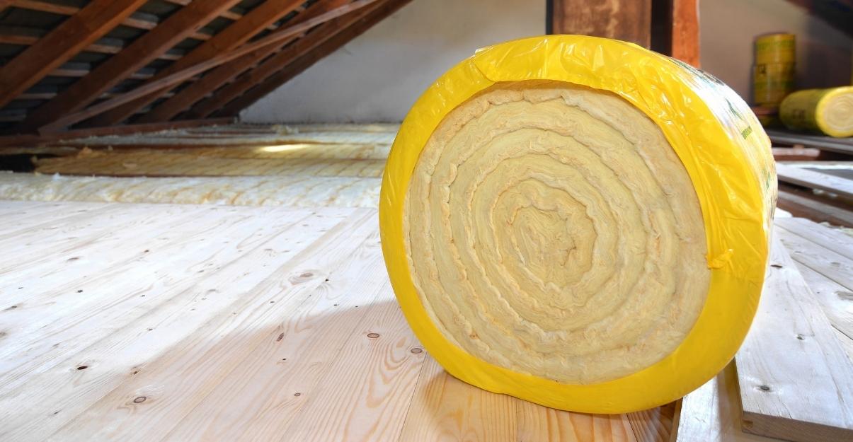 Un rouleau de laine de verre pour isoler des combles perdus