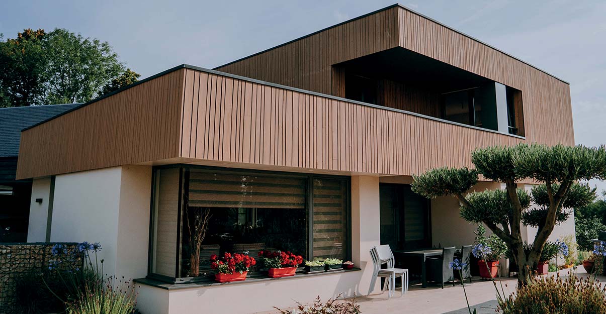 Une façade de maison contemporaine en bardage bois