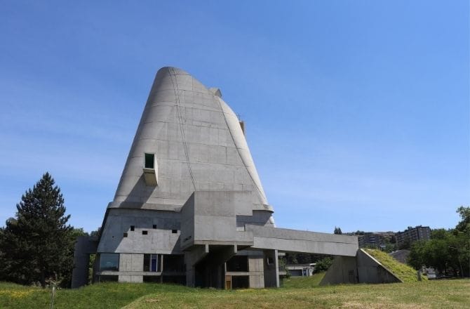 Un bâtiment en béton du site Le Corbusier à Firminy
