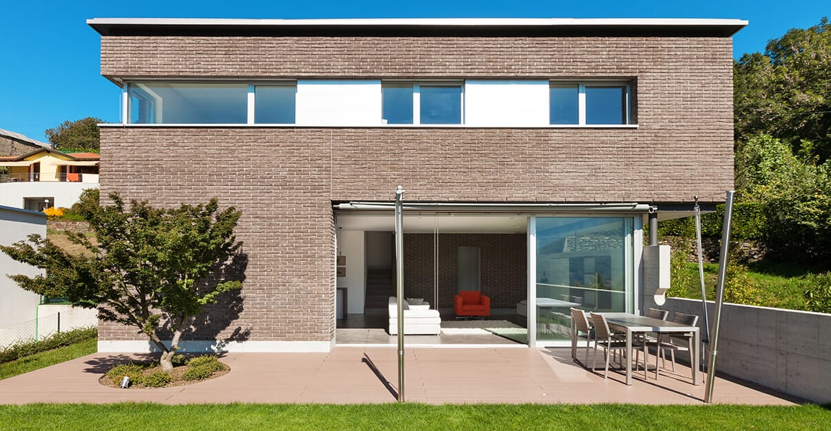 Une maison moderne avec façade en brique