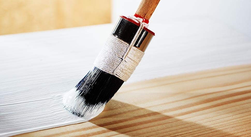 Peindre sur du bois avec un pinceau ou une brosse