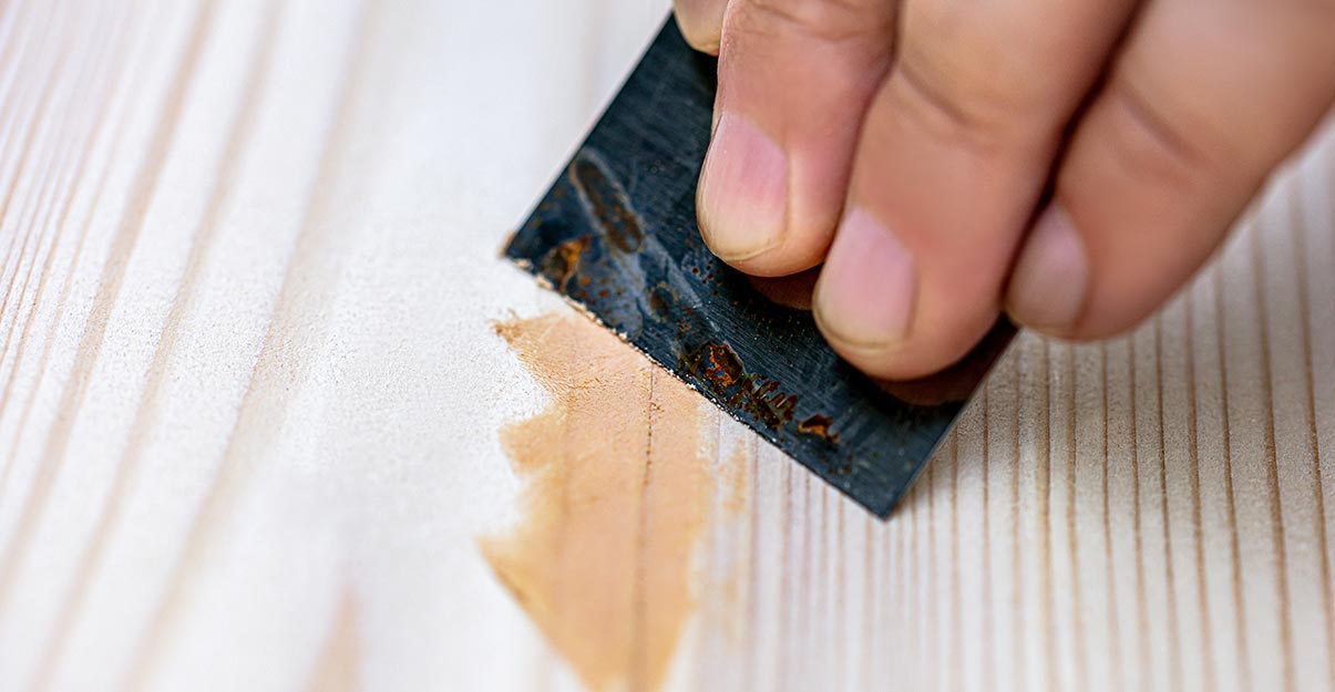 Reboucher du bois avec un petit couteau et de l’enduit