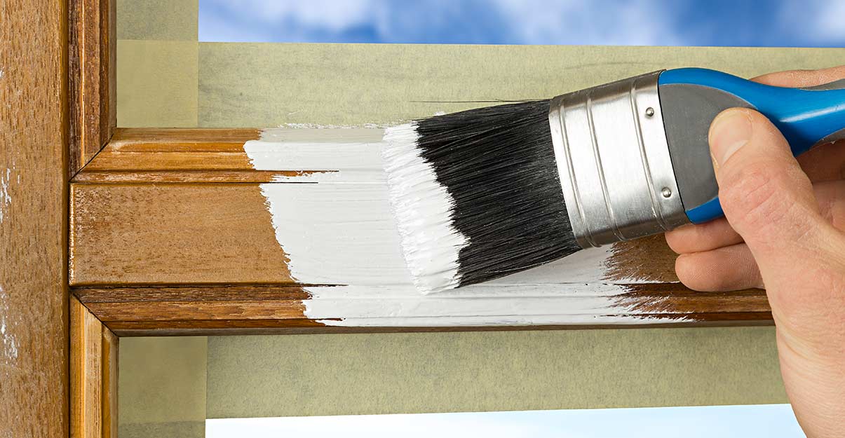 Application de la sous-couche de peinture sur du bois