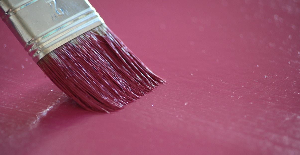 Application de peinture sur du bois