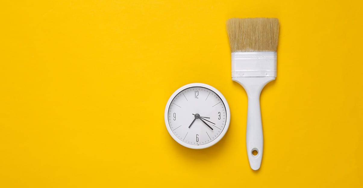 Une pinceau et une horloge représentant les temps de séchage peinture