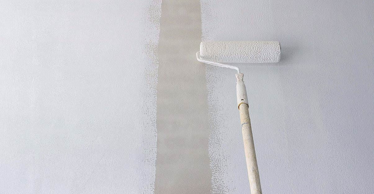 Peindre un mur au rouleau avec une peinture en sous-couche