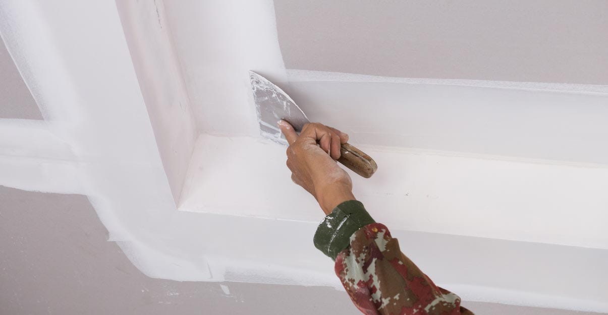 Préparation du plafond avant peinture