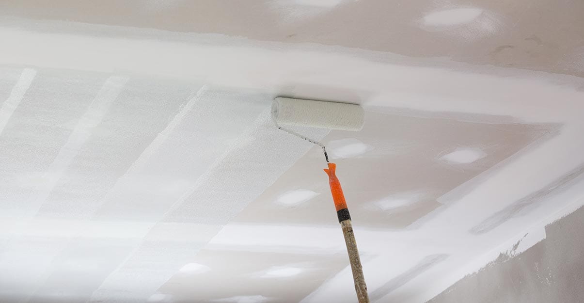 Peindre un plafond au rouleau et à la perche