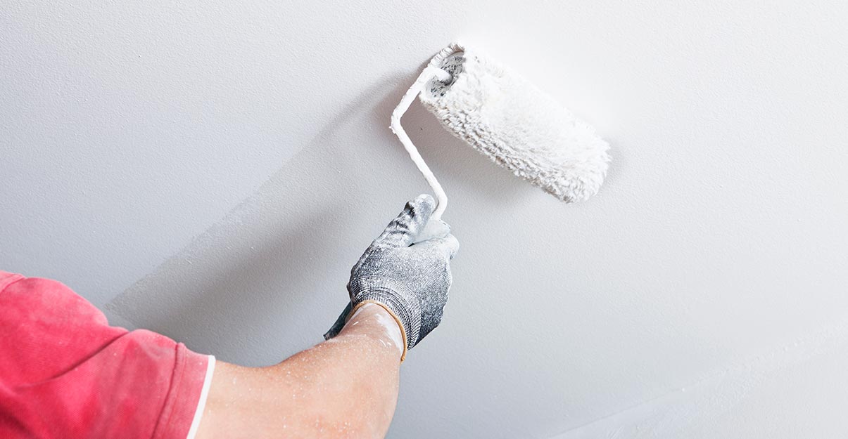 Peindre un plafond au rouleau en dernière couche