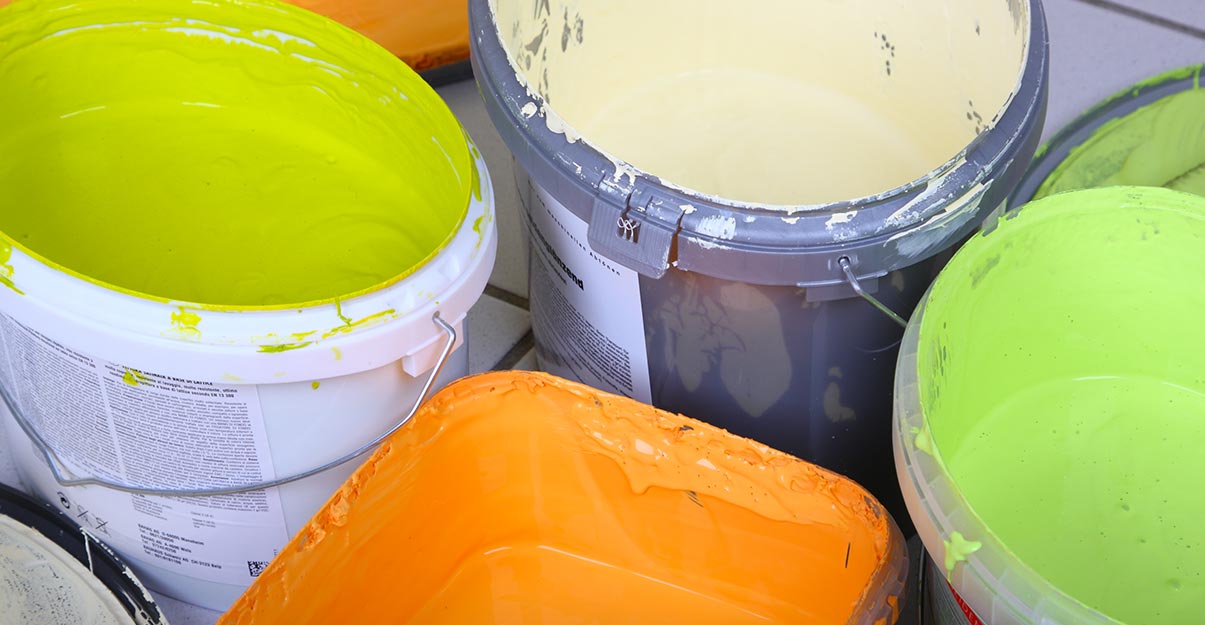 Des seaux de peinture de différentes couleurs ouverts