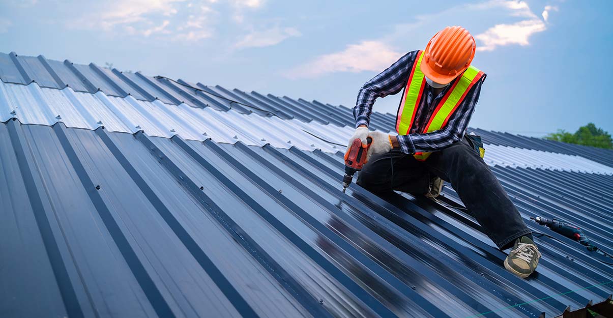Pose d’une toiture bac acier par un professionnel