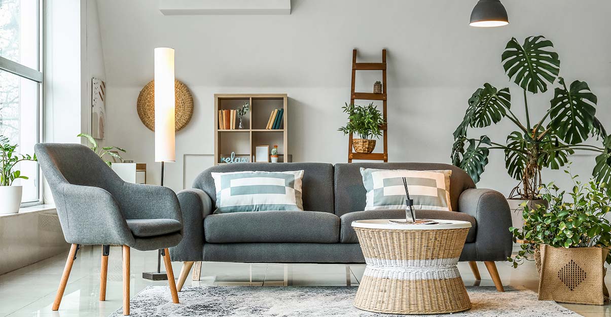 un salon au style scandinave ouvert sur la nature