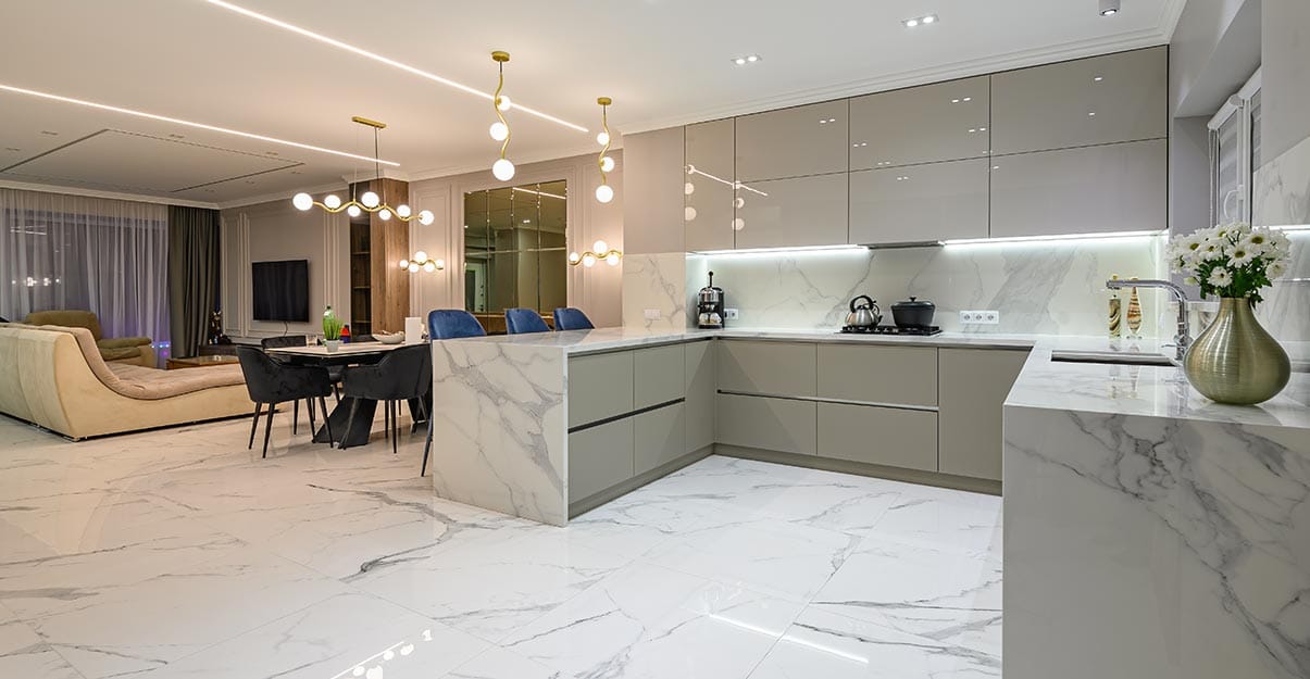 une cuisine au style contemporain avec revêtement marbre