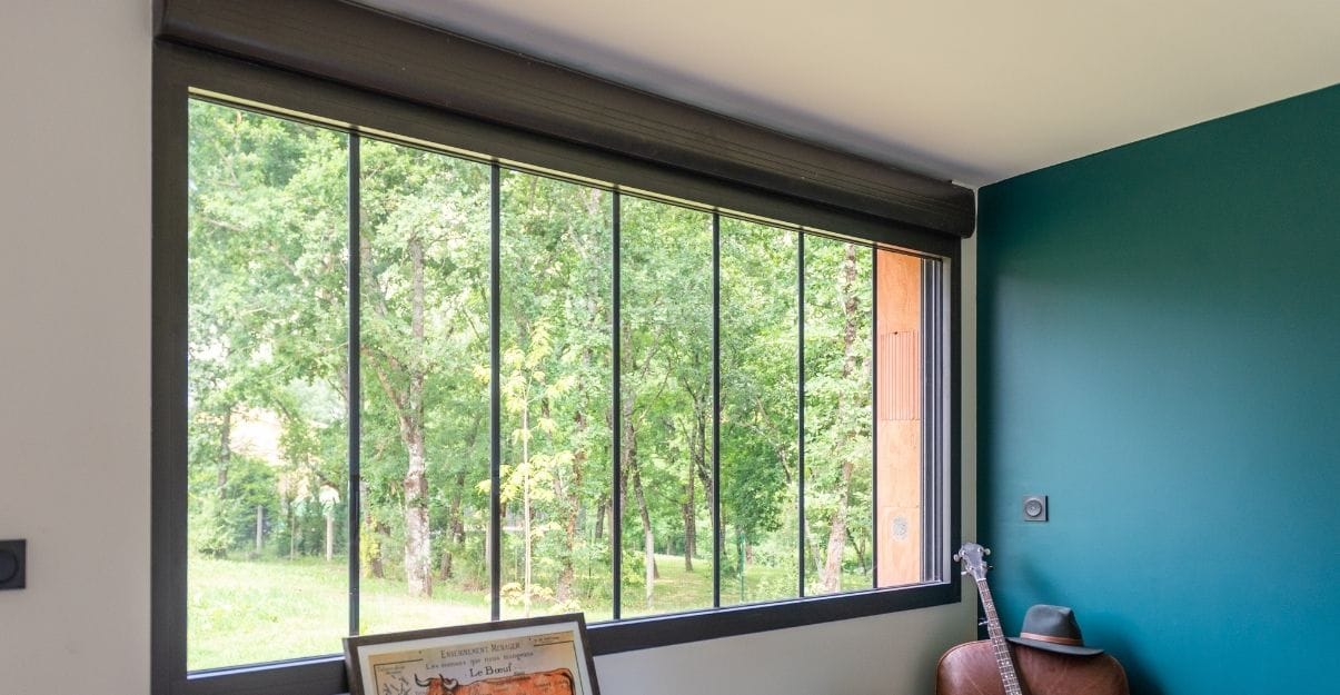 fenêtre panoramique de style industriel