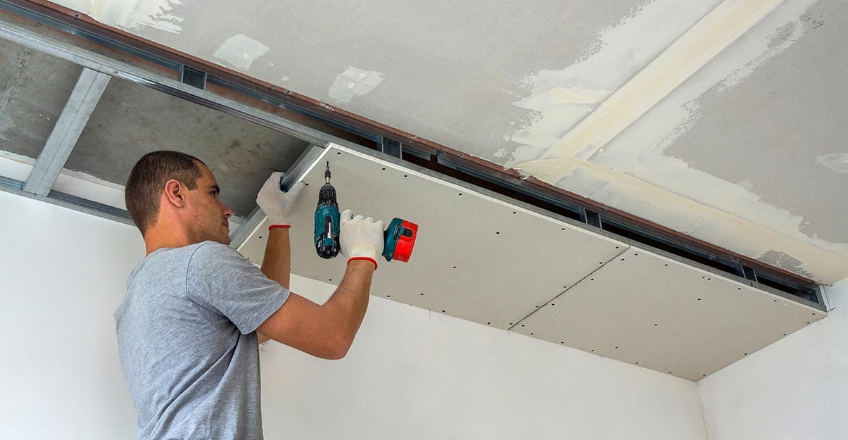 Poser des plaques de plâtre au plafond